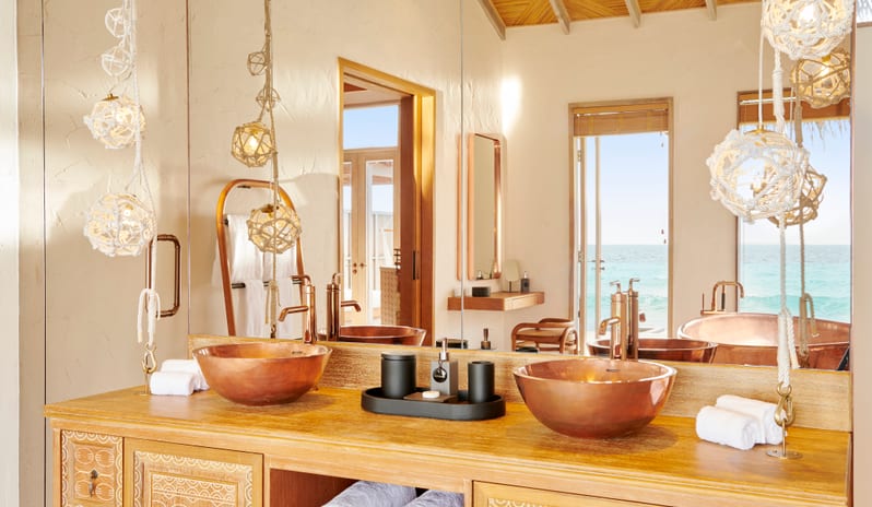 Fairmont Maldives Sirru Fen Fushi-WATER SUNRISE VILLA BATHROOM 1_15638